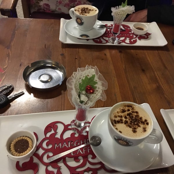 Photo taken at Margherita Boutique Caffe by Süleyman K. on 10/30/2018