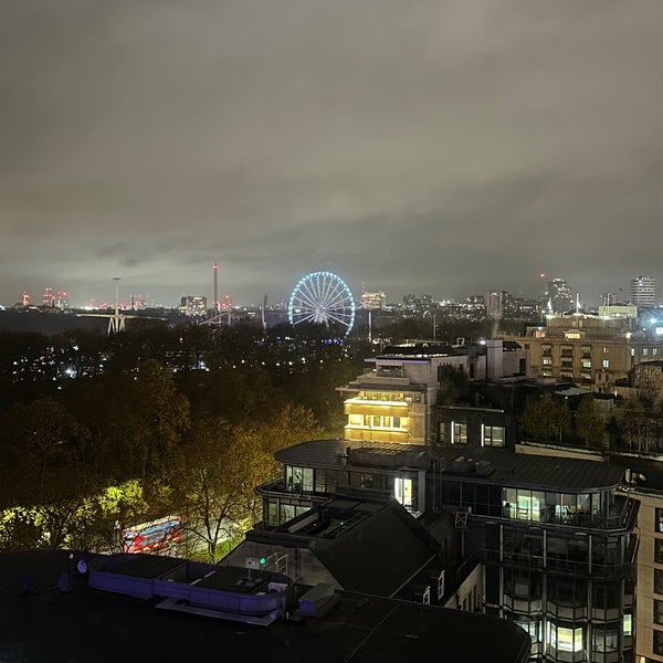 Das Foto wurde bei London Hilton on Park Lane von H 🦅 am 12/4/2023 aufgenommen