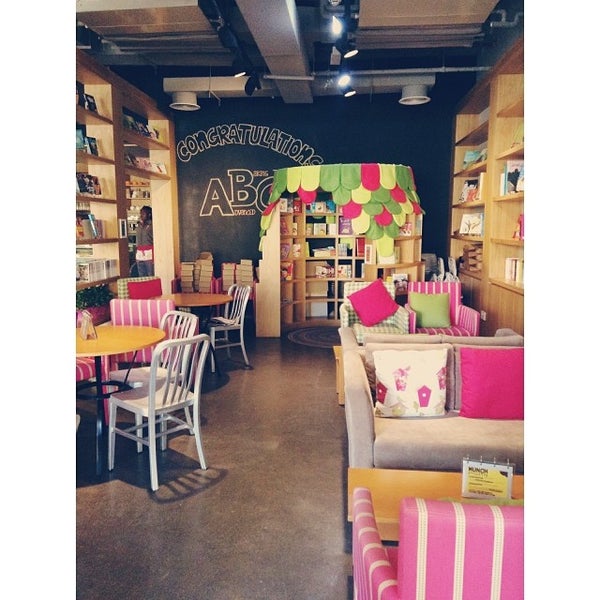 Foto diambil di BookMunch Cafe oleh Shaikha pada 11/9/2013