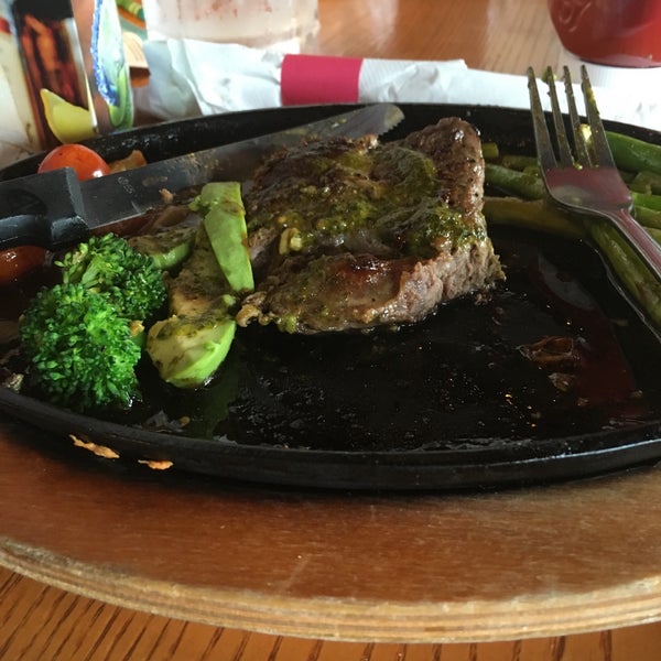 Photo taken at Chili&#39;s Grill &amp; Bar by Mesa D. on 3/12/2016