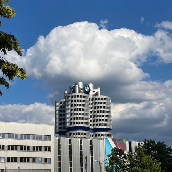 รูปภาพถ่ายที่ BMW Welt โดย M ⭐️ เมื่อ 6/28/2023