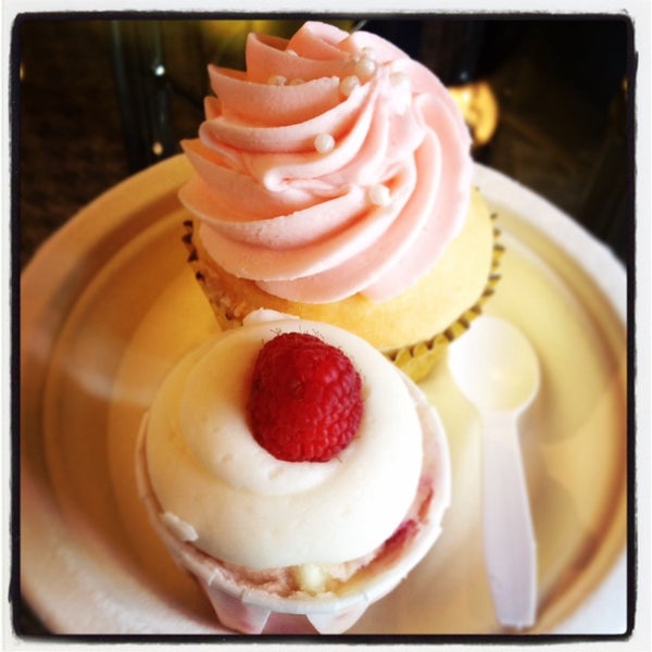 รูปภาพถ่ายที่ Classy Girl Cupcakes โดย Emilie N. เมื่อ 2/15/2014