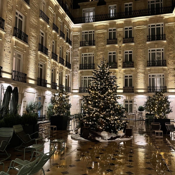 Photo taken at Fraser Suites Le Claridge Champs-Élysées by Abdullah on 12/5/2022