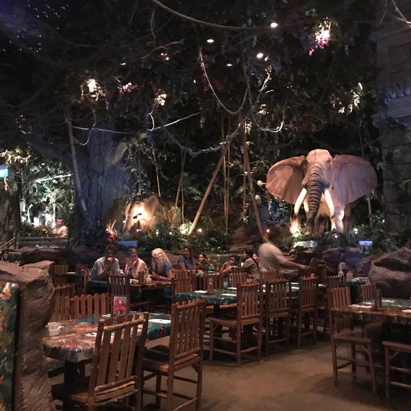 6/27/2017 tarihinde Stephane L.ziyaretçi tarafından Rainforest Cafe Dubai'de çekilen fotoğraf