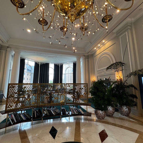 Foto diambil di Hilton Brussels Grand Place oleh Stephane L. pada 7/15/2023