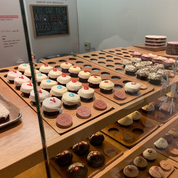 Photo taken at Sprinkles Beverly Hills Cupcakes by M7mmed A. on 12/17/2018