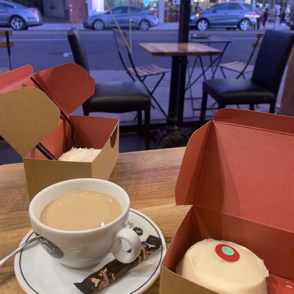 Photo taken at Sprinkles Beverly Hills Cupcakes by M7mmed A. on 11/4/2018