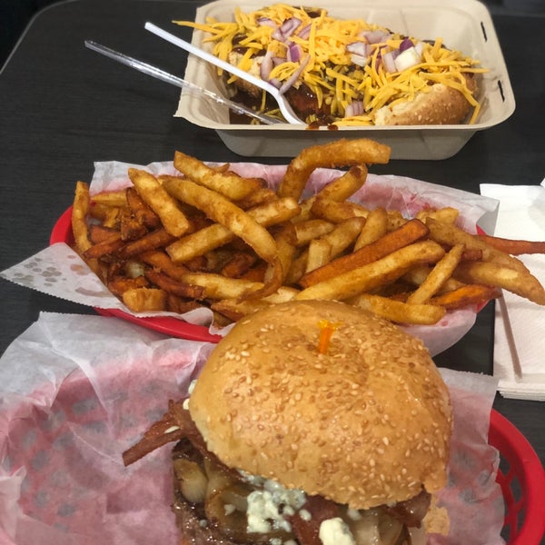 Photo taken at Pearl&#39;s Deluxe Burgers by Jason S. on 3/26/2019