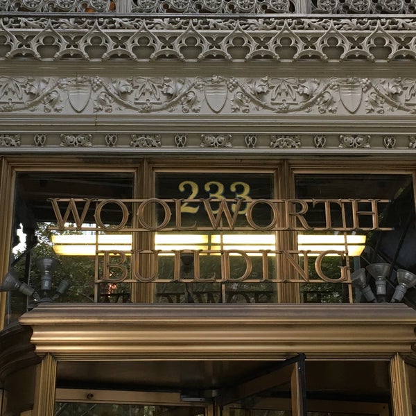 รูปภาพถ่ายที่ Woolworth Building โดย Anjei เมื่อ 10/22/2017