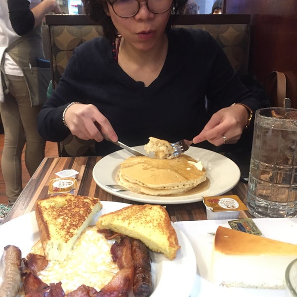Photo taken at Andrews NYC Diner by Stroumph on 1/1/2018