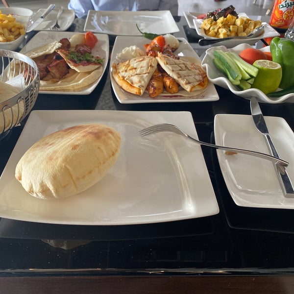 Снимок сделан в Yonine Lebanese Cuisine пользователем Mansour K. 1/9/2023