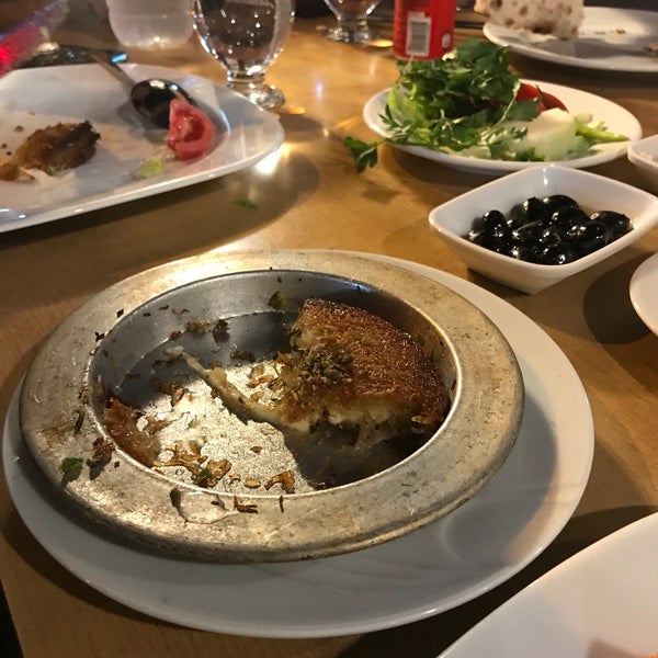 รูปภาพถ่ายที่ Şefin Yeri Restaurant โดย Hicran เมื่อ 9/4/2021