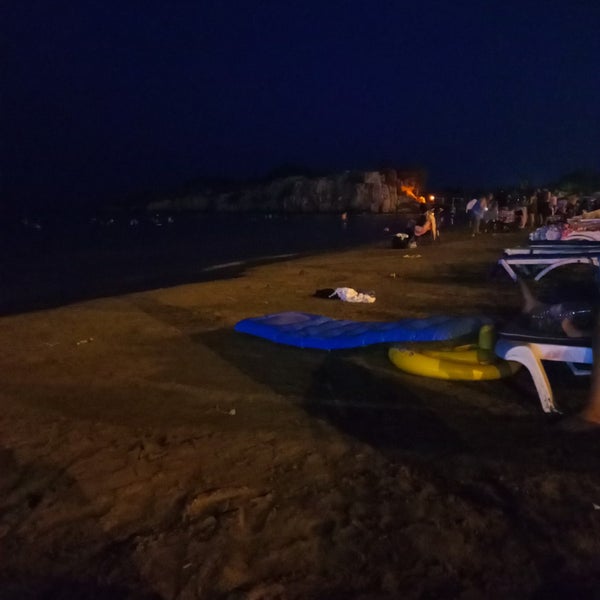Photo taken at Mavi Beyaz Otel &amp; Beach Club by Selinn Y. on 8/13/2023