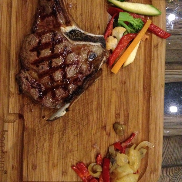 รูปภาพถ่ายที่ Beeves Steakhouse โดย Ogün A. เมื่อ 3/22/2013