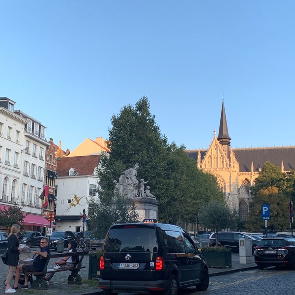 Photo taken at Kleine Zavel / Place du Petit Sablon by Geoffrey B. on 9/21/2019