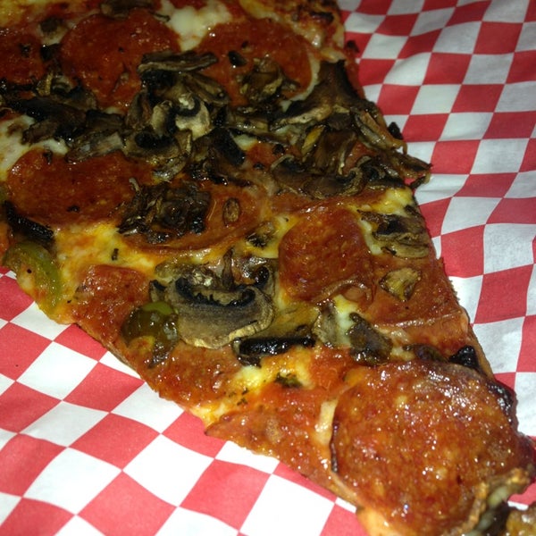 Снимок сделан в Joe’s New York Pizza пользователем David P. 4/9/2013