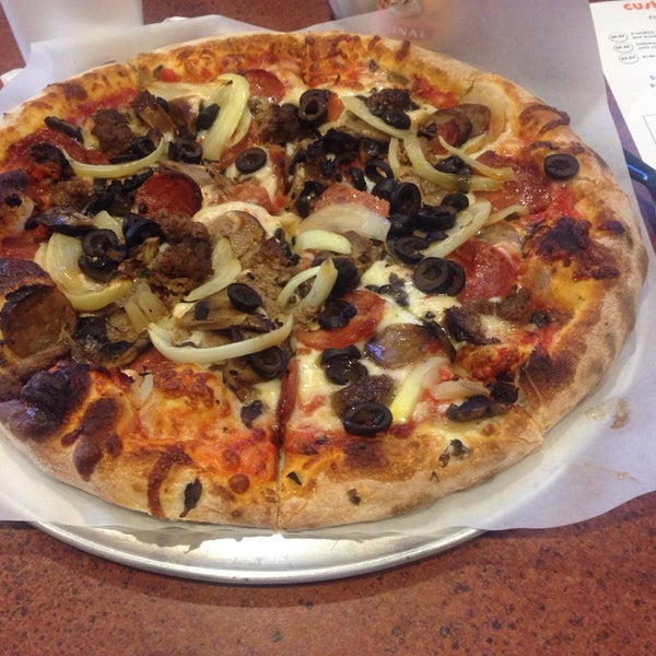 5/11/2014にBenがCustom Built Pizzaで撮った写真