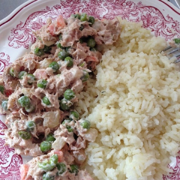 Amo el arroz y la ensalada de atún! Excelente opción para pedir a domicilio 