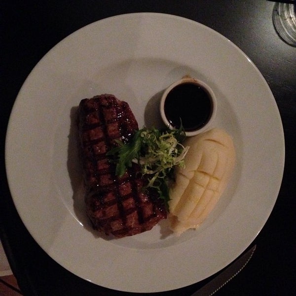 Foto scattata a Kingsleys Steak &amp; Crabhouse da Alexander D. il 8/23/2014