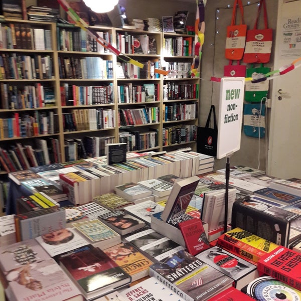 Foto diambil di The English Bookshop oleh John v. pada 10/7/2017