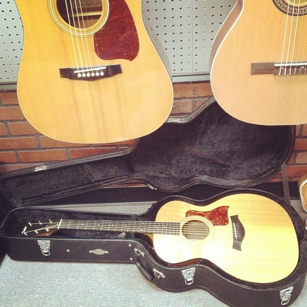 10/6/2014 tarihinde Guitars U.ziyaretçi tarafından Guitars United'de çekilen fotoğraf
