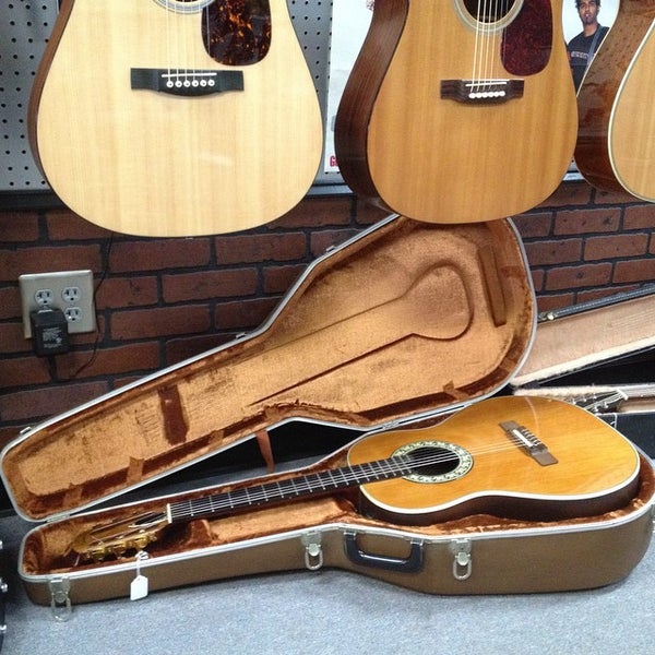 รูปภาพถ่ายที่ Guitars United โดย Guitars U. เมื่อ 10/6/2014