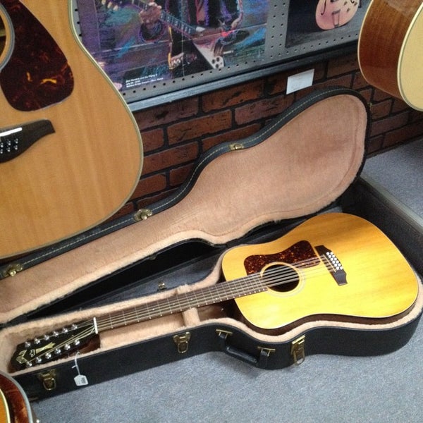 10/6/2014 tarihinde Guitars U.ziyaretçi tarafından Guitars United'de çekilen fotoğraf