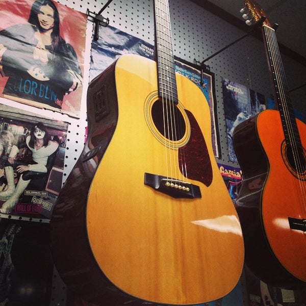 9/30/2014 tarihinde Guitars U.ziyaretçi tarafından Guitars United'de çekilen fotoğraf