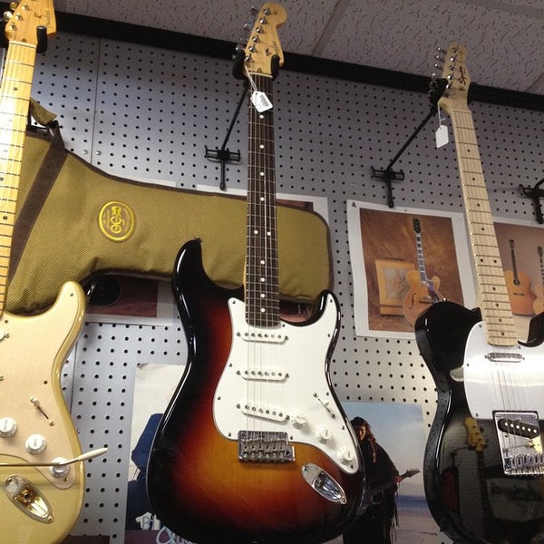 Foto tirada no(a) Guitars United por Guitars U. em 11/25/2014