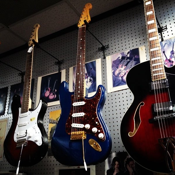 7/25/2014 tarihinde Guitars U.ziyaretçi tarafından Guitars United'de çekilen fotoğraf