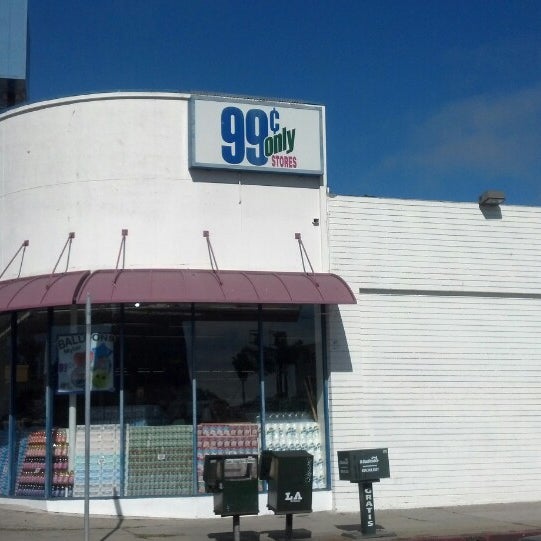 Foto tirada no(a) 99 Cents Only Stores por James R. em 3/30/2013