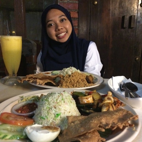 Foto tomada en Malay Village Restaurant  por Noraidil I. el 8/31/2015