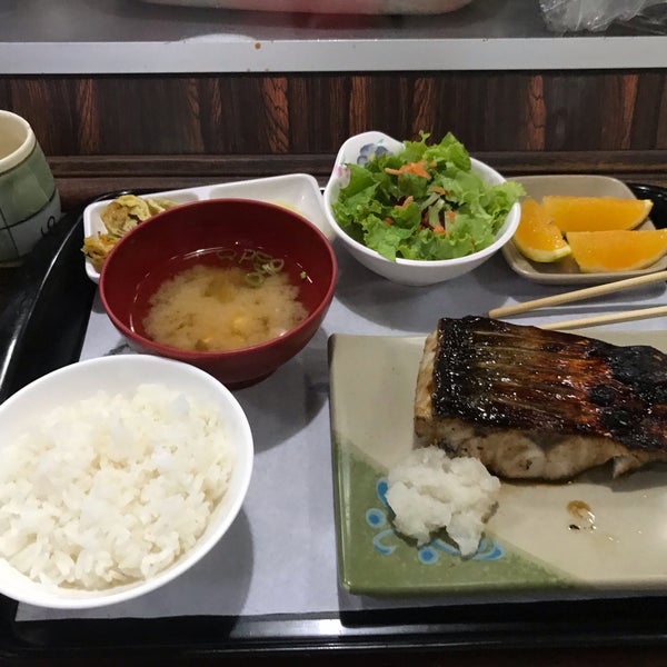 Comida japonesa tradicional! 😋 Na foto: anchova com molho teriyaki.