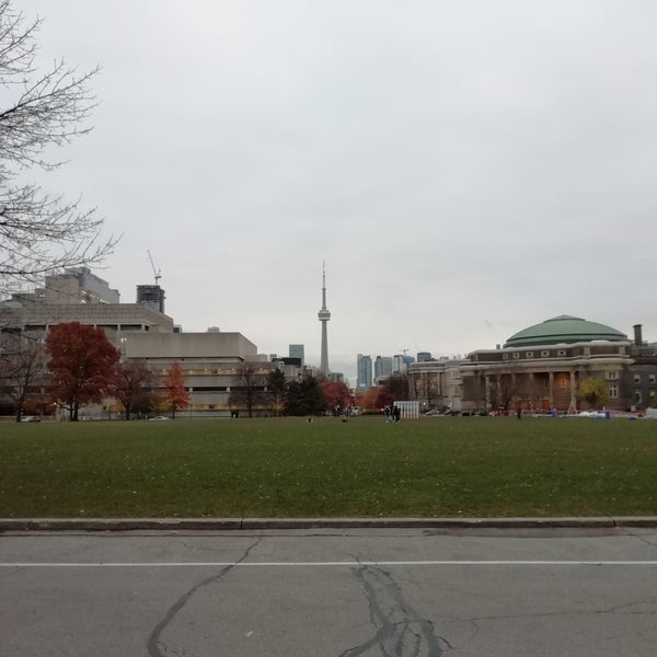 Foto tirada no(a) Universidade de Toronto por Christophe G. em 11/11/2018