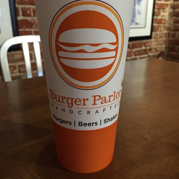 Foto tirada no(a) Burger Parlor por Sam O. em 4/26/2015