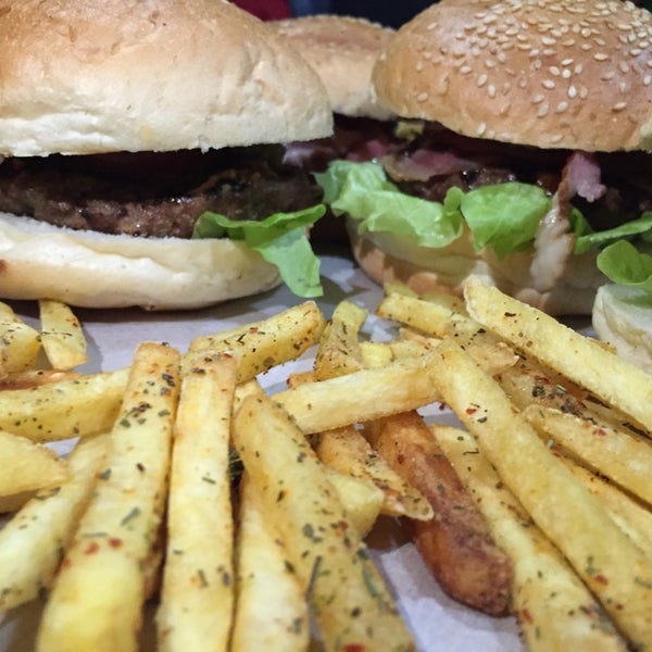 Foto tirada no(a) Wanted Burger por Gulcin S. em 11/18/2014