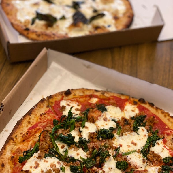 Снимок сделан в Vesta Wood Fired Pizza &amp; Bar пользователем lino b. 6/7/2020
