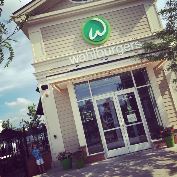 Photo taken at Wahlburgers by Jobina 🍹 N. on 7/14/2015