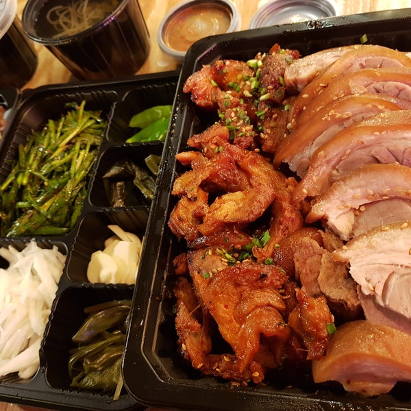 Туалет в ресторане. Ресторан где подают. Японский ресторан туалет. Ресторан где подают. Подача еды на лопате в ресторане.