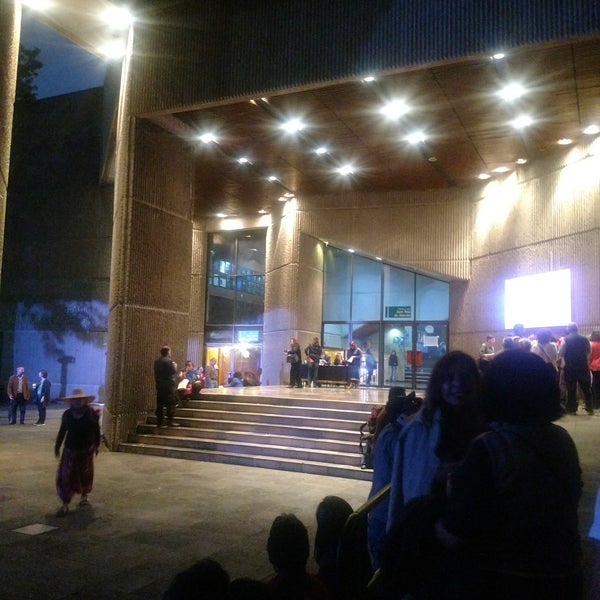 รูปภาพถ่ายที่ Teatro Juan Ruiz de Alarcón, Teatro UNAM โดย Pako G. เมื่อ 10/21/2017