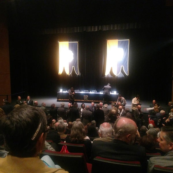 Foto diambil di Teatro Juan Ruiz de Alarcón, Teatro UNAM oleh Pako G. pada 2/14/2018