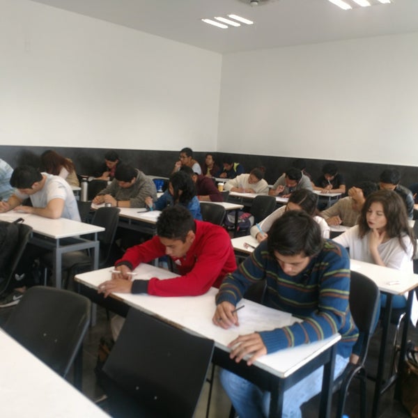 Das Foto wurde bei Facultad de Economía von Pako G. am 5/25/2017 aufgenommen
