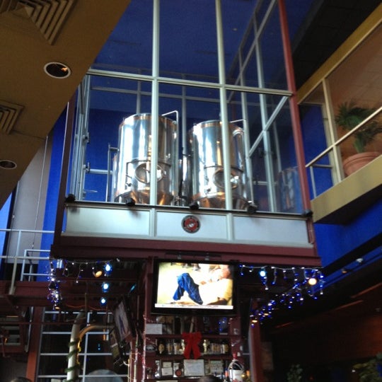 รูปภาพถ่ายที่ Tun Tavern Restaurant &amp; Brewery โดย Larry D. เมื่อ 12/4/2012