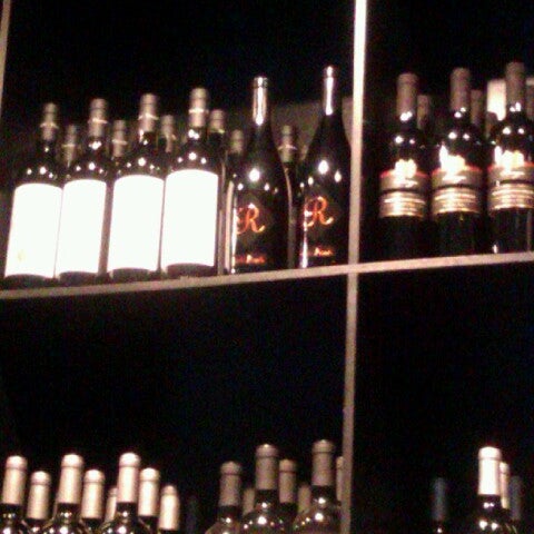 Снимок сделан в The Tasting Room Wine Bar &amp; Shop пользователем Raquelle B. 7/15/2012
