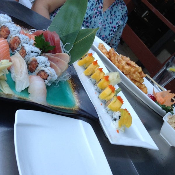 Photo taken at Hida Japanese Restaurant by Melissa T. on 5/27/2014