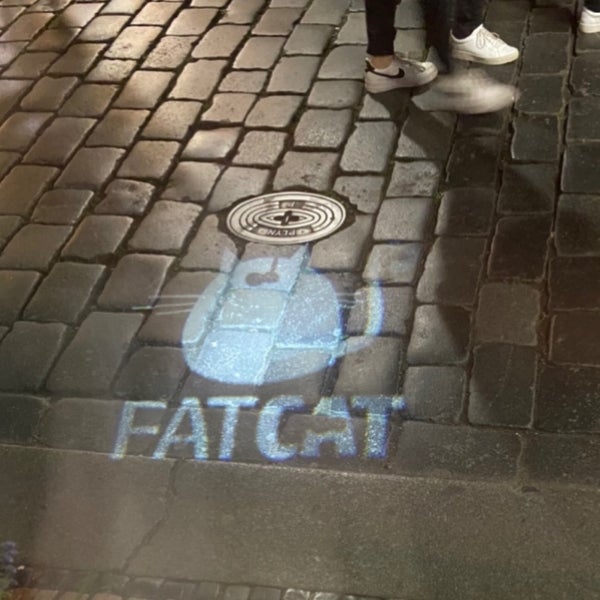 Foto tirada no(a) Fat Cat por Merve D. em 4/17/2022