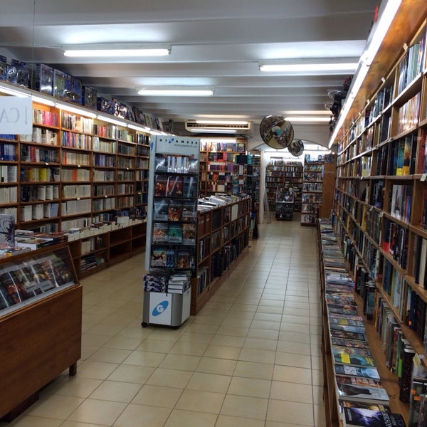 Photo taken at Librería Gigamesh by Antonio T. on 3/8/2014