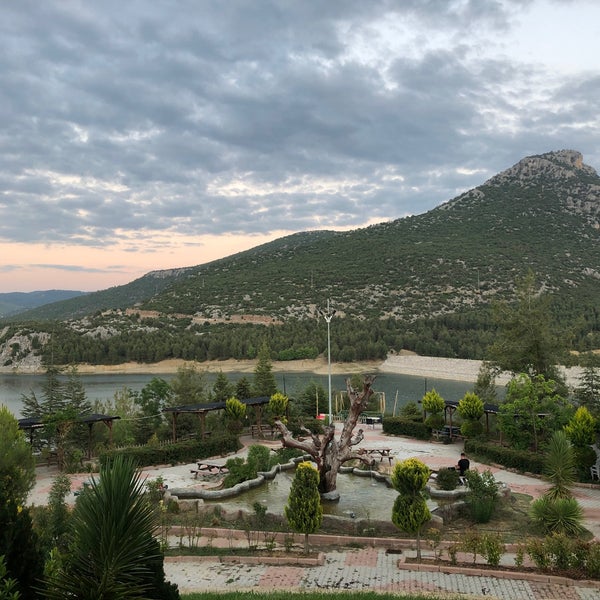 Das Foto wurde bei Bucak Oğuzhan Kent Ormanı Restoranı von Xxx am 6/17/2021 aufgenommen