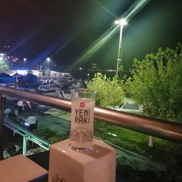 รูปภาพถ่ายที่ Dolphin Balık Restaurant โดย Serkan Y. เมื่อ 9/27/2019
