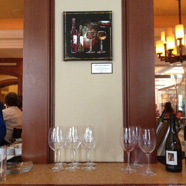 Das Foto wurde bei Tastings - A Wine Experience von Cara H. am 5/30/2013 aufgenommen